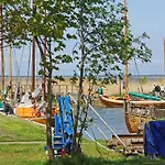 Dom wakacyjny Neu Renoviertes Schwimmendes Ferienhaus Fischland In Barth Barth