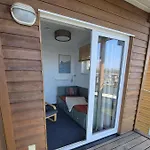 Feriehus Neu Renoviertes Schwimmendes Ferienhaus Fischland In Barth *