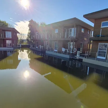 Neu Renoviertes Schwimmendes Fischland In *