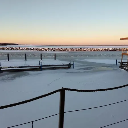 Neu Renoviertes Schwimmendes Fischland In